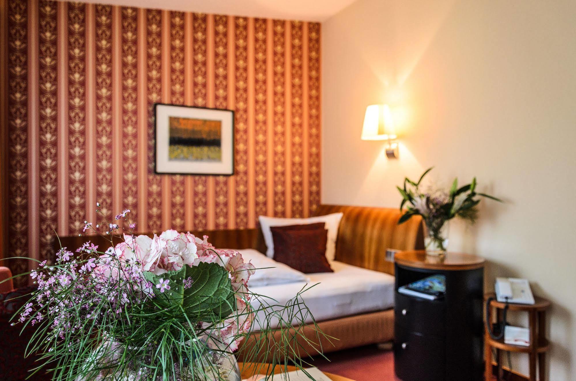 Akzent Hotel Goldner Hirsch Kamenz Esterno foto