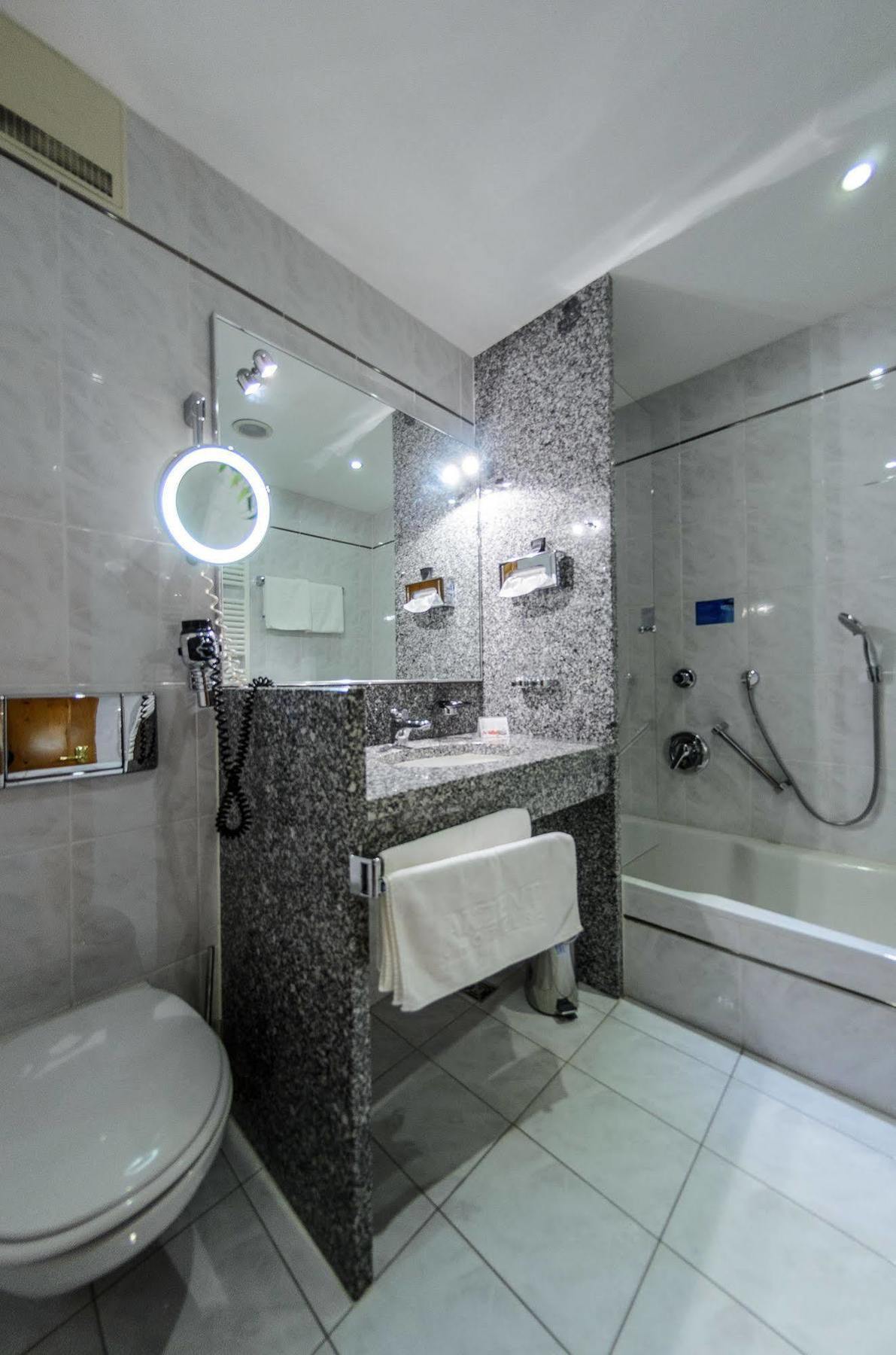Akzent Hotel Goldner Hirsch Kamenz Esterno foto